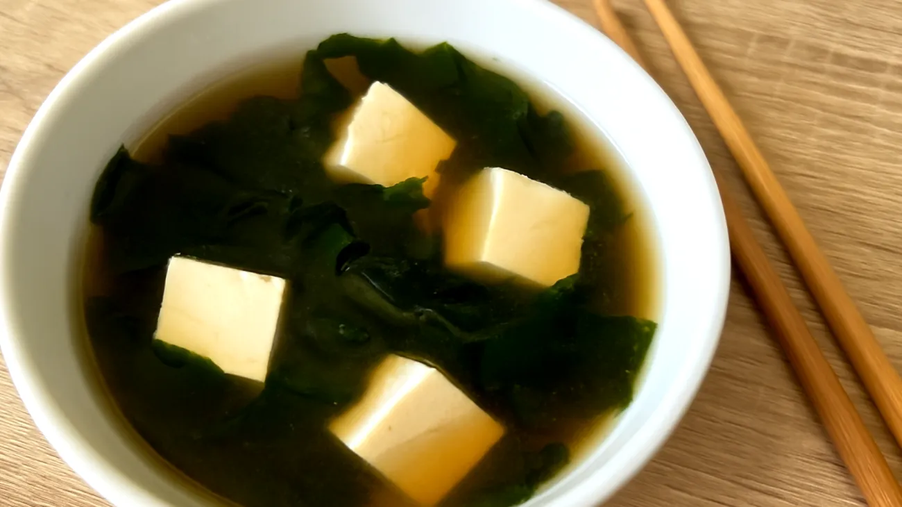 Miso-Suppe mit Wakame-Algen und Silken-Tofu"
